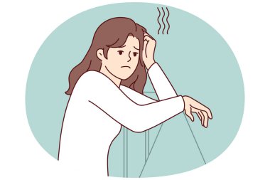 Üzgün kadın korkuluklara yaslanıyor ve uzaklara bakıyor. Özel hayatındaki sorunları düşünüyor. Yalnız mutsuz kız, erkek arkadaşıyla sürekli kavga ediyor. Düz vektör resmi