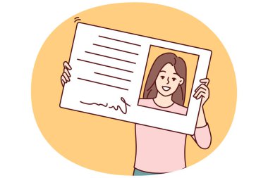 Ofise ya da iş merkezine girebilmek için elinde ehliyet ya da kimlik olan gülümseyen bir kadın. Pozitif kız şirket personelini doğrulamak için tasarlanmış plastik kimlik kartına bakıyor.