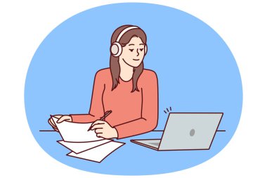 Dizüstü bilgisayarı olan bir kadın masada oturup yeni yetenekler kazanmak ve kağıda not almak için webinar eğitimi izliyor. Üniversitede ya da üniversitede çevrimiçi eğitim almak için bilgisayar kullanan kulaklıklı kız.