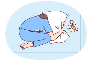 Aşırı dozda antidepresan alan depresyondaki kadın, uzman doktor yardımına ihtiyacı olan yastıkla başını örtüyor. Uyuşturucudan aşırı doz ya da psikoterapiden reçeteli ilaç kavramı