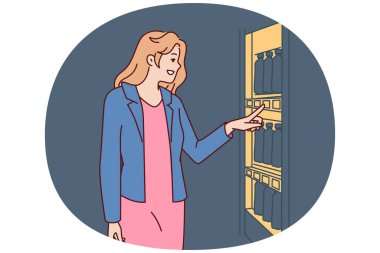 Kadın yiyecek ya da içecek almak ve açlık ve susuzluğu gidermek için otomatın yanında duruyor. Genç mutlu kız otomatikman ya da otomatikman içecek ya da sandviç almak istiyor.