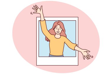 Sevinçli kadın kolları ayrık sana sarılmak ve iyi bir ruh hali vermek için fotoğraftan dışarı bakar. Sıradan giyinmiş çekici kız buluşmaya bayılıyor ya da veda etmek istiyor.