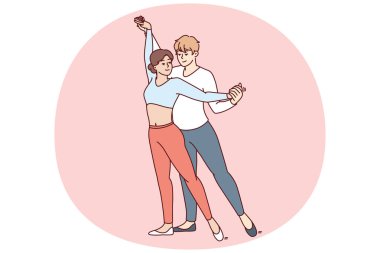 Genç çift, profesyonel dansçı olmak ve seyircilerin önünde gösteri yapmak isteyen tutkulu bir semba salsa ya da kizomba bachata yapıyor. Arkadan sarılan adam salsa yapıyor.