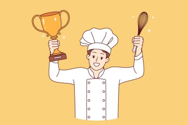 Aşçı adam profesyonel aşçılık turnuvasında zaferi kutluyor, altın kupayı tutuyor ve elinde çırpıyor. Beyaz üniformalı ve şapkalı restoran şefi hızlı pişirme yarışmasını kazandı.