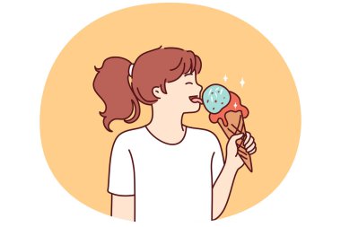 Liseli kız waffle külahında büyük dondurmayı meyve ya da karamel kremalı yalıyor. Mutlu genç kız dondurma yiyor. Yaz tatlısının tadını çıkarıyor. Sıcaktan kaçmak ve ferahlamak için.