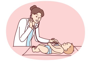 Kadın pediyatrist, rutin sağlık kontrolünde bebeğin kalp atışlarını dinlemek için steteskop kullanıyor. Küçük bir hastanın sağlığıyla ilgilenen beyaz önlüklü bir kızın yanında yatıyor.