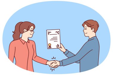 Patron, başarılı bir proje başlatması ya da şirket kârının artması için kadına sertifika verdi. Kız öğrenimin tamamlandığını onaylayan diploma ya da sertifika makbuzu alır