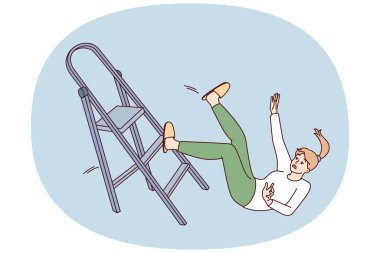 Sakar kadın onarımlar sırasında merdivenden düşer ve yaralanma riski ve kırık nedeniyle hastaneye yatırılma riski vardır. Kazaya yol açan merdivenleri kullanırken güvenlik kurallarının ihlali kavramı