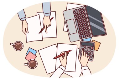 Muhasebecilerin elleri, ödeme belgeleri ve hesap makinesiyle mali muhasebe yapıyor. Denetçiler fatura veya vergi bütçe şirketlerini hesaplar ve işletmeler için danışmanlık hizmetleri sunar