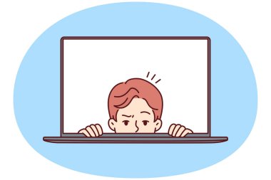 Ürkmüş suratlı bir adam internet ve bilişim teknolojileri üzerine profesyonel olmayan çalışma kavramı için dizüstü bilgisayar ekranının dışına bakıyor. Dizüstü bilgisayardaki korkmuş adam sana güvensizlikle bakıyor.