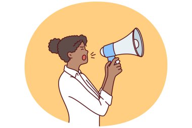 Arı kovanında uçan arıların arasında duran koruyucu üniformalı, bal kavanozu tutan genç bir kadın arıcı. Çiftçi kız, ekolojik ürünler fuarında organik bal almak için bahçede arı yetiştiriyor.