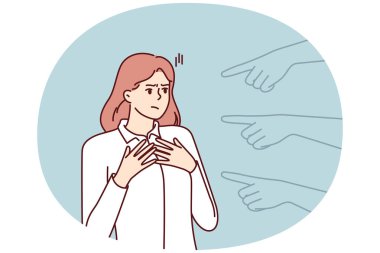 Konsept suçlamak için kafası karışmış kızı işaret eden eller ve hata yapan birini kınamak. Mutsuz kız, nefret ve ayrımcılıktan kaynaklanan meslektaşlarının ya da arkadaşlarının mantıksız suçlamalarından muzdarip.