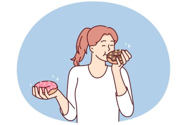 Tatmin olmuş güzel kız taze hamur işleri ve tatlı tatlılarla marketten alınan çörekleri yiyor. Kadınlar yüksek kalorili çörekleri şekerle kaplayıp fast food restoranlarından çöreklerin tadını çıkarıyorlar.