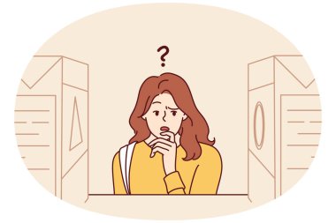 Kadın, mağaza raflarında farklı marka olan benzer iki ürün arasında seçim yapmaya çalışıyor. Ürün bilgisi veya marka için kötü pazarlama eksikliği nedeniyle kullanıcı seçiminde sorun kavramı