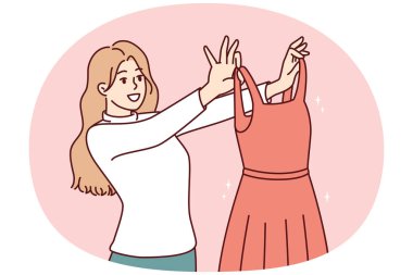 Kadınlar baloya ya da şenlik partisine gitmek için güzel bir gece elbisesi seçiyor. Giyim mağazasından alışveriş yapan kız, ünlü moda tasarımcısının en son koleksiyonundan şık elbiseler taşıyor.