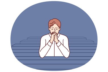 Hıristiyan adam oturur ve Katolik kilisesinde dua eder, günah çıkarmak ya da yardım istemek için Tanrı 'ya döner. Kilisedeki adama inanmak ve ruhsal rahatlama ya da dini ritüele uymak için dua etmek.