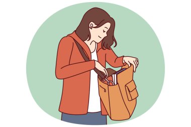 Kadın, cüzdanda ya da el çantasında kaybolmuş bir telefonu aramak için omzunda asılı duran büyük bir çantaya bakıyor. Günlük giysiler içinde çantalı turist kız kayıp ya da çalıntı kişisel eşyalar bulmaya çalışıyor..