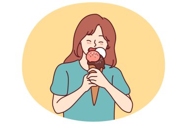 Genç kız sıcak yaz havasında taze olmak için tatlı meyveli ya da çikolata aromalı dondurma yer. Okul çağındaki küçük kız waffle külahında dondurmayla doğal süt tatlının tadını çıkarıyor.