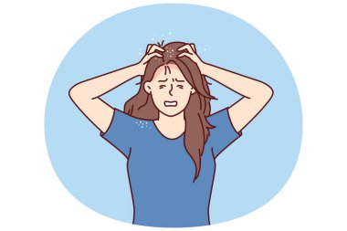 Kadın mantar enfeksiyonu ve düşük kaliteli saç şampuanıyla ilişkili kepek yüzünden kaşınıyor. Kızın cildiyeciye gitmesi ve kepek için yeni hijyen ürünleri ya da ilaçlar kullanması gerekiyor.