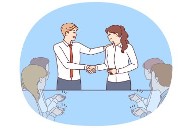 İş arkadaşlarıyla iş görüşmesi sırasında patronun ve şirketin yeni çalışanının tokalaşması. Erkek patron, karmaşık projeyi başarıyla tamamlamış ya da çoğu müşteriyi kendine çeken çalışanlarla tokalaşıyor.