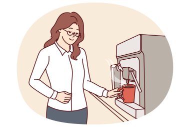İş kadını, öğle arası espresso makinesinden fincana kahve dolduruyor. Resmi giysili genç kız kahve molası verip enerji topluyor ve teslim tarihlerine yetişmek için fazla mesai yapıyor..