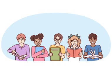 Kitapları olan küçük çocuklar gülümser ve mutlu çocukluk kavramları için ekrana bakarlar. Çocuklar, oğlanlar ve kızlar, ilkokul öğrencileri öğretmen tarafından okul dışı eğitim için verilen ders kitaplarını okuyor.