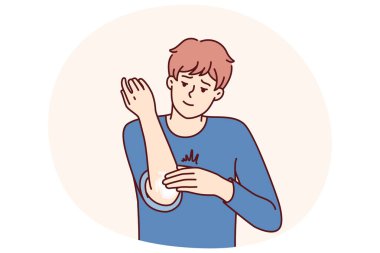 Adam dirseğine yara üstüne yara, deri ve sivilce gibi iyileşme merhemi sürüyor. Genç adam dirsek eklemlerini tedavi etmek ve nemli cilt bakımı için ağrı kesici dermatolojik merhem kullanıyor.