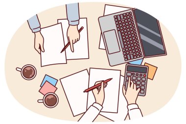 Muhasebecilerin elleri, ödeme belgeleri ve hesap makinesiyle mali muhasebe yapıyor. Denetçiler fatura veya vergi bütçe şirketlerini hesaplar ve işletmeler için danışmanlık hizmetleri sunar