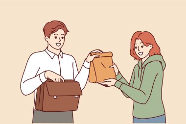 Adam ev yapımı öğle yemeğini sevgili karısının kocasına bakmasından alıp işe götürüyor. Fast food ya da sağlıksız işlenmiş gıdalar yemek istemeyen ofis çalışanları için lezzetli bir öğle yemeği çantası..