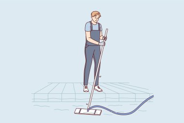 Havuz temizleyicisi algleri ve alttaki döküntüleri emmek için hortumla elektrikli süpürge kullanıyor. Havuz temizleyicisi işini seviyor ve yüzme sezonuna hazırlanırken mükemmel sonuçlar elde ediyor..