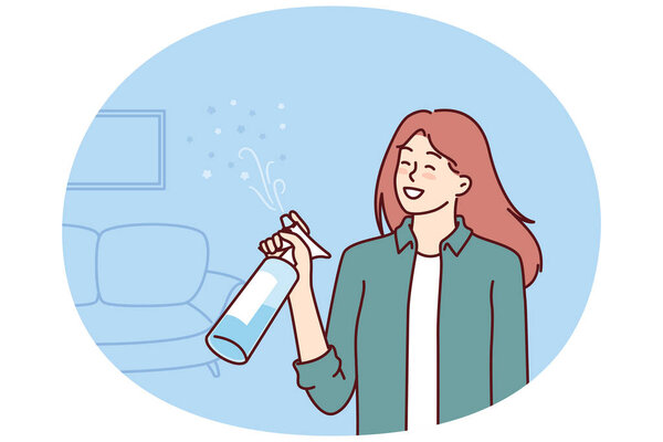 Женщина использует освежитель воздуха, чтобы избавиться от неприятного запаха в квартире после уборки. Домохозяйка девушка стоит в гостиной с освежителем воздуха распыления аромат для создания комфортной обстановке