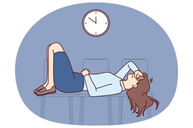 Yorgun iş kadını iş yerinde ofis sandalyelerinde uyuyor ve profesyonel yorgunluktan kaçmak için tatile ihtiyacı var. Yorgun kız ofis çalışanı yeni iş görüşmesinden önce bekleme odasında uyuyor.