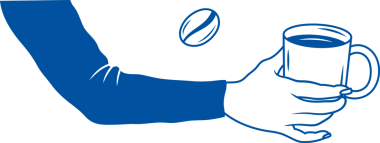 Elinin altında bir kupa sıcak kahve. Vücudunu canlandıracak kadar lezzetli bir içecek hazırlıyor.