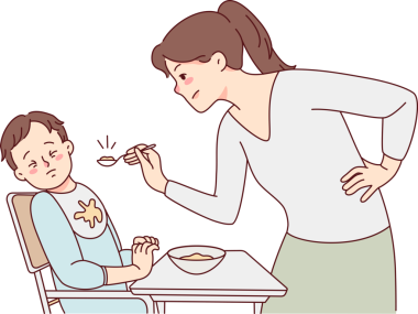 İnatçı çocuk yemek yemeyi reddediyor.