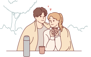 Parkta oturup çay içen mutlu çift.