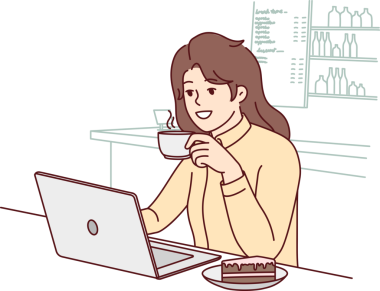 Gülümseyen kadın kafede laptopta kahve içiyor.