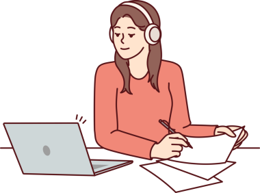 Dizüstü bilgisayarı olan kadın masada oturuyor ve yeni yetenekler kazanmak için Webinar eğitimi izliyor.