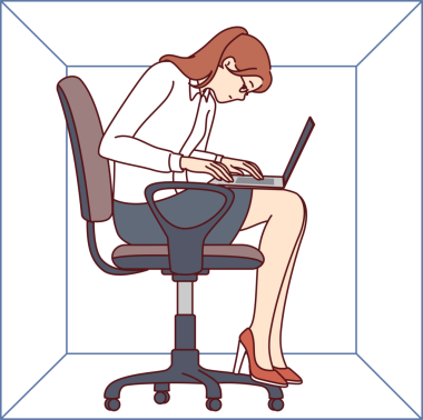 Dizüstü bilgisayarı olan kadın karton kutuda oturup küçük bir şirketin sıkışık ofisinde yazı yazıyor.