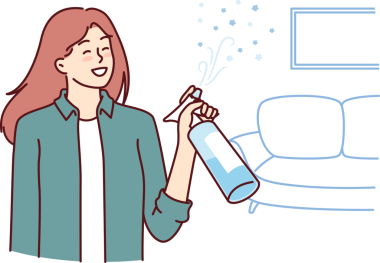 Kadın temizlik yaptıktan sonra evdeki nahoş kokudan kurtulmak için oda spreyi kullanıyor.