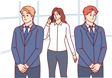 İş kadınının yanında iki koruma telefonda konuşuyor ve kişisel tehditler yüzünden korunmaya ihtiyaçları var.