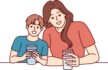 Mutlu anne ve oğul şeffaf bardaklardan su içerler ve gülümserler. Temiz, ferahlatıcı içeceğin tadını çıkarırlar.