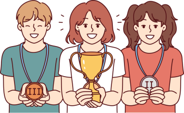 Okul olimpiyatlarını veya yarışmaları kazandıkları için ödülleri olan çocuklar ödüllere seviniyor