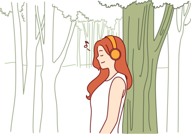 Kadın kulaklıkla müzik dinliyor. Uzun ağacın yanında duruyor ve güzel havanın tadını çıkarıyor.