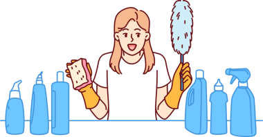 Neşeli kadın temizlikçi elinde fırça tutuyor, elinde deterjanlarla masanın yanında duruyor.