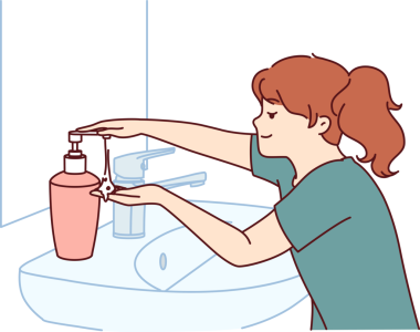 Küçük kız lavabo ve aynanın yanında durarak ellerini yıkamak için sıvı sabun kullanıyor.