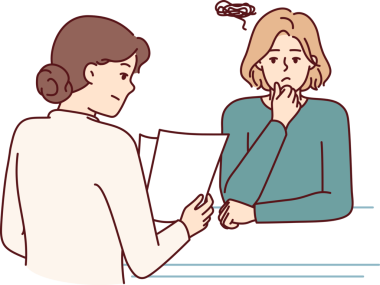 Kadın şirkette mülakat yapıyor ve işe alım görevlisinin özgeçmişini okumasını bekliyor.