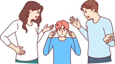 Çocuk, eşek şakaları yüzünden oğlunu azarlayan bağıran ebeveynler ile kötü okul performansı arasında duruyor..