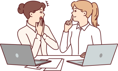 Kadın ofis çalışanları dedikodu yapıyor, dağıtım için yasak sırları paylaşıyorlar, dizüstü bilgisayarlarla masaya oturuyorlar.