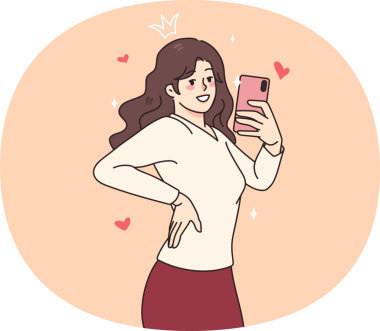 Gülümseyen kız blogcu cep telefonundan selfie çekiyor