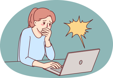 Dizüstü bilgisayardaki haberle şaşkın kadın.